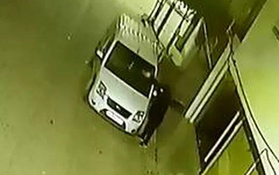 Siirt'te aracın kundaklama anı güvenlik kamerasına yansıdı