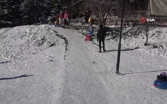 Kızağıyla donmuş göle hızla giden çocuğu muhabir son anda böyle kurtardı