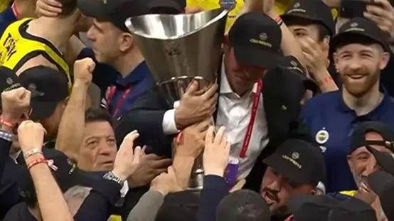 Ali Koç, şampiyonluk kupası ile birlikte omuzlar üstünde taşındı