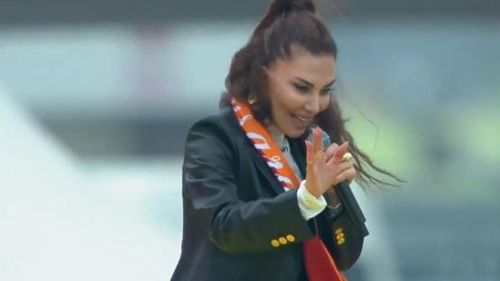 Ebru Yaşar, yüz binlerce Galatasaray taraftarını Affet ile coşturdu