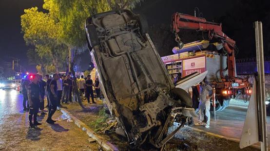 Adanada kontrolden çıkan otomobil refüje asılı kaldı! 5 yaralı