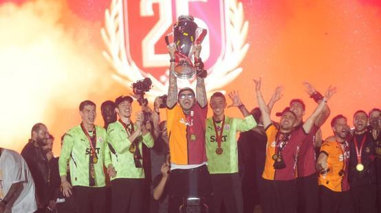 Şampiyon Galatasaray, Süper Lig kupasını Yenikapıda kaldırdı
