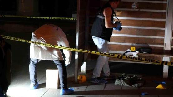 Emekli polis memuru otobüs durağında kendini başından vurdu