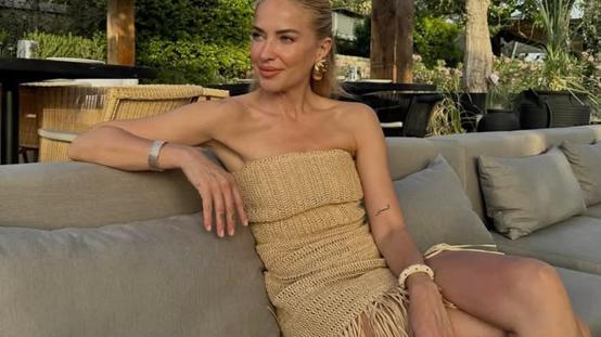 Burcu Esmersoydan bikinili şov! Peş peşe 6 farklı modelle kamera karşısında