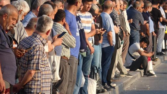 İzmirde 23 bin işçi greve gitti, otobüs duraklarında yoğunluk oluştu