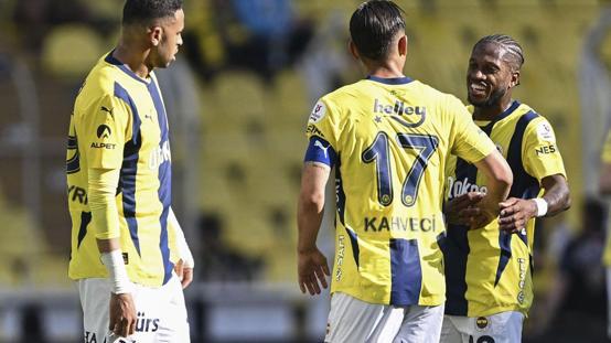 Fenerbahçeli taraftarlar maç sonunda İrfan Can Kahveciyi ayakta alkışladı