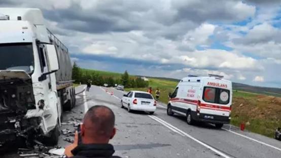 Nevşehirde süt tankeri ile otomobil kafa kafaya çarpıştı! 2 kişi hayatını kaybetti