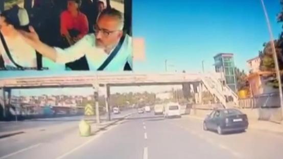 Şehir magandası çarptığı aracın şoförüne bıçakla saldırdı