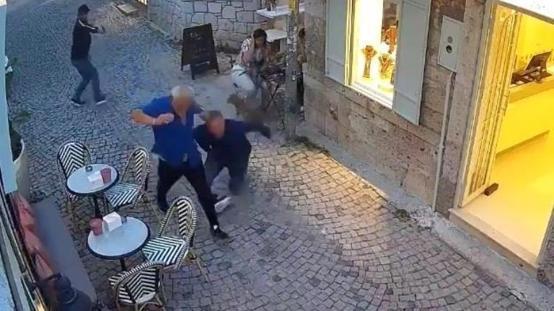 İş insanına silahlı saldırı kamerada! Bir anda yere yığıldı