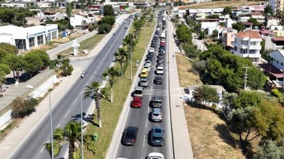 Kuşadasına tatilci akını! Son 24 saatte 60 binden fazla araç giriş yaptı