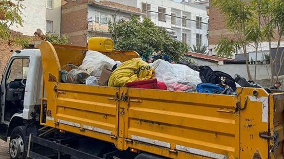 Çöp evden 4 kamyon atık, 12 kedi ve 3 kaplumbağa çıktı