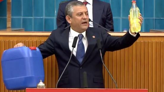 CHP lideri Özel, elinde mazotla kürsüye çıktı: Al sana 50 TLlik mazot