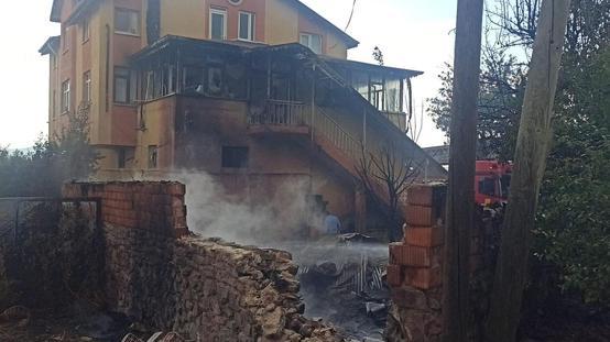 Otları temizlemek isterken komşusunun evini yaktı