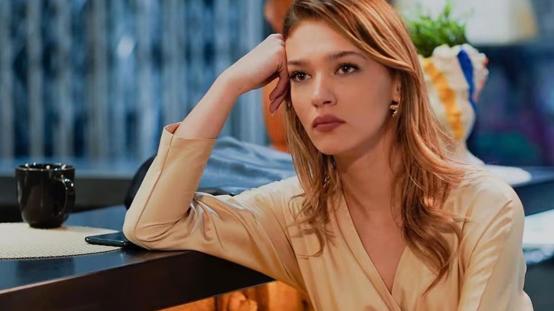 Plajda şıklık yarışı! Melisa Döngel cesur elbisesiyle sahile damga vurdu