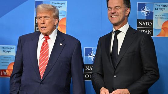  Rutteye açık açık soruldu: Trumpı bu kadar övmeniz normal mi?