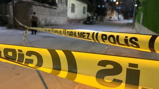 Tartışıp kovaladığı kişiyi bıçaklayıp kaçtı