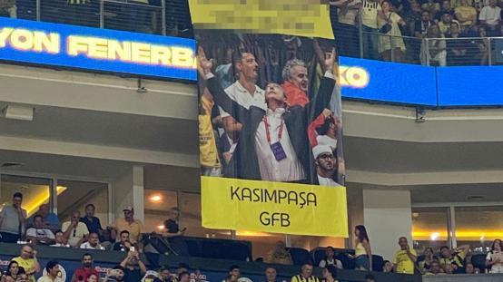 Ali Koç İçin Açılan Şampiyonluk Pankartı Gündem Oldu