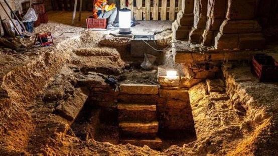 Fransada 400 yıllık mühürlü mezar bulundu