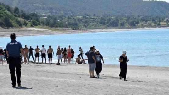 Salda Gölünde 17 yaşındaki genç, boğulma tehlikesi geçirdi
