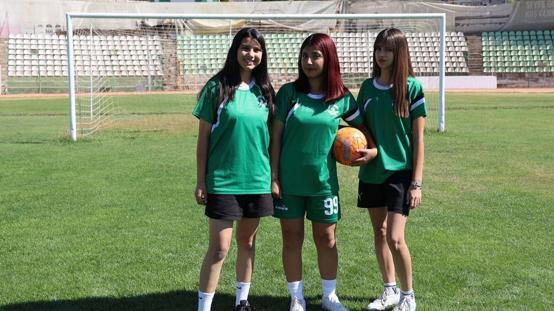 3 kız sporcu Futbol erkek işi diyenlere cevabı sahada verdiler