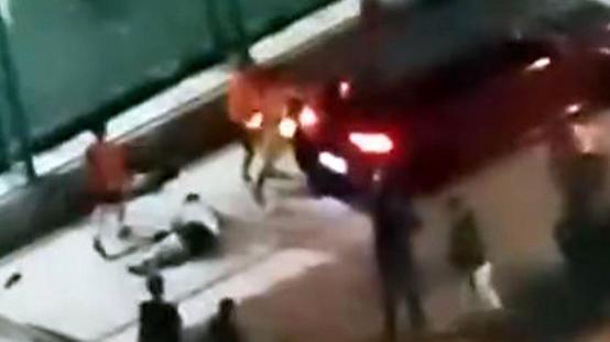 Halı sahada kavga: Önce bıçakladılar sonra ezmeye çalıştılar