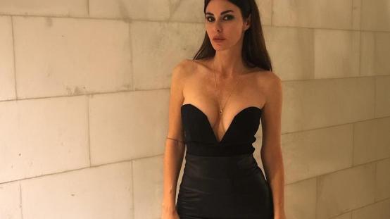 Defne Samyeliden doğum günü partisinde cesur tercih