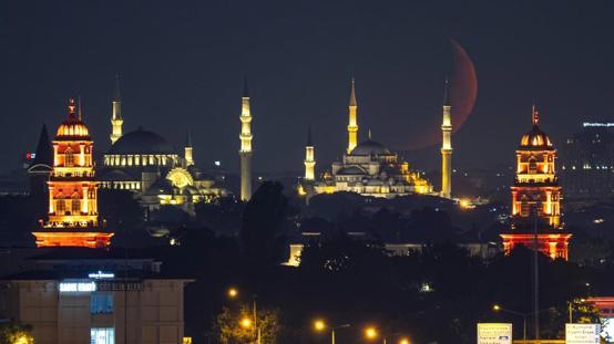 İstanbulda hilal camileri süsledi