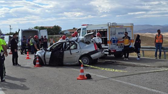 Otomobil ile kamyon çarpıştı: 3 ölü, 2 yaralı