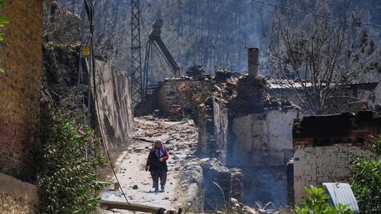 Ödemişteki orman yangını 40 haneli mahalleyi hayalet köye dönüştürdü