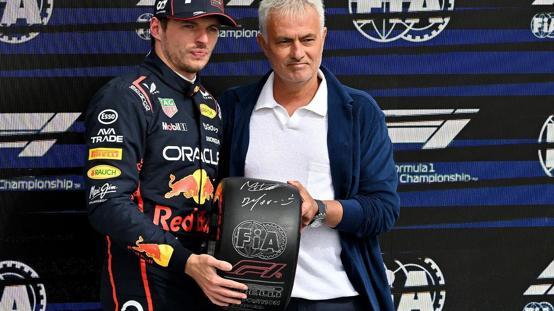 Büyük Britanya GPsinde Pole pozisyonu Max Verstappenin! Ödülü Jose Mourinho verdi