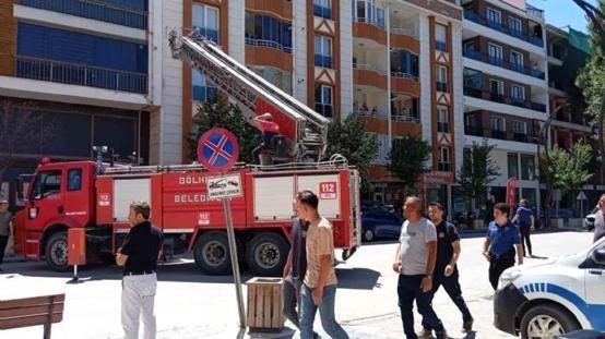 Şehir şehir dolaşıp 200den fazla kez çatıya çıktı, para alıp indi
