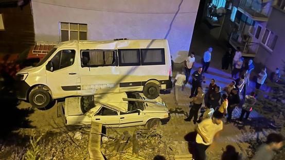 Adanada park halindeki minibüs, otomobilin üzerine düştü