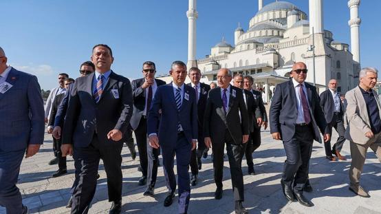 Özel ve Kılıçdaroğlu mutlak butlan krizinin ardından ilk kez cenazede bir araya geldi