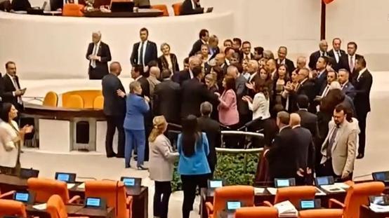 CHPden tutuklanan Zeydan Karalar için kürsü işgali