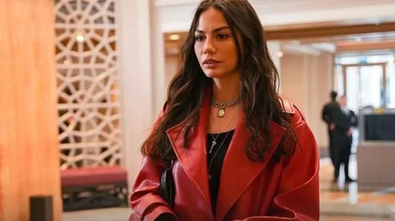 Demet Özdemir sezonun yorgunluğunu sıcak kumsalda atıyor