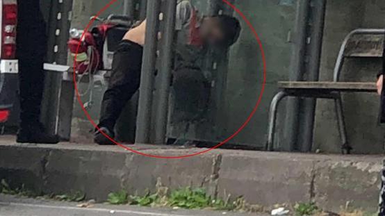 Taburcu olduktan dakikalar sonra durakta can verdi