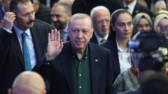 AK Partinin yeni şarkısı ilk kez çalındı: Dünya bizi bekler