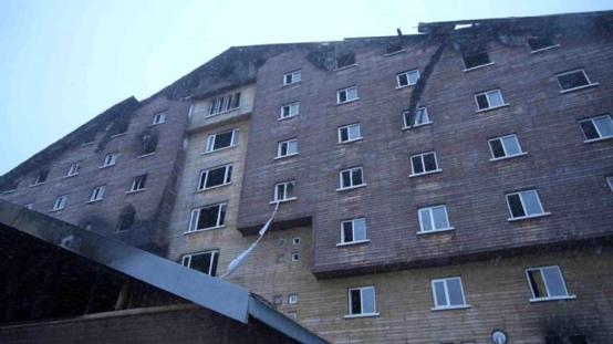 Otel faciasında hayatta kalan 19 yaşındaki gencin söyledikleri yürek yaktı: Banyoda ölümü bekledik