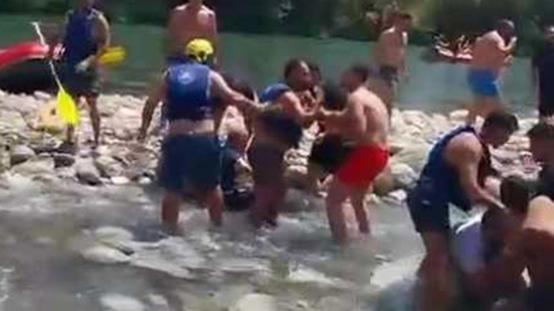 Rafting merkezinde can yeleği giyme kavgası: Tekme, yumruk ve kürekler havada uçuştu