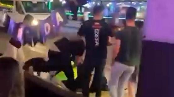 "Hesap" kavgasında kadın turistleri darbedip yerde tekmelediler