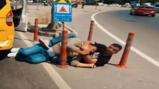 Adanada ilginç kavga: Telefonunu alan arkadaşını yol kenarında boğdu