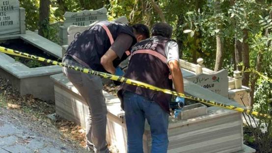 Mezarda bal mumundan yapılmış bebek ve bebeğe sarılı muska bulundu