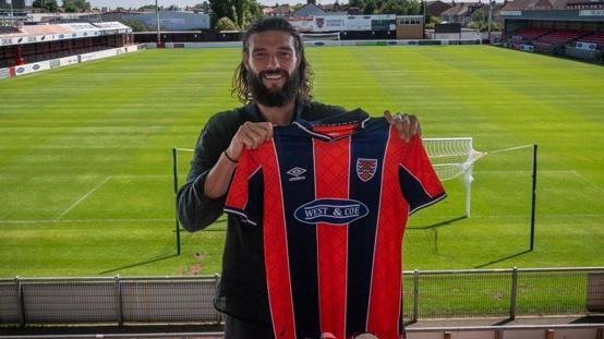 Bir zamanların efsane forveti Andy Carroll, 6. Lig takımına imza attı