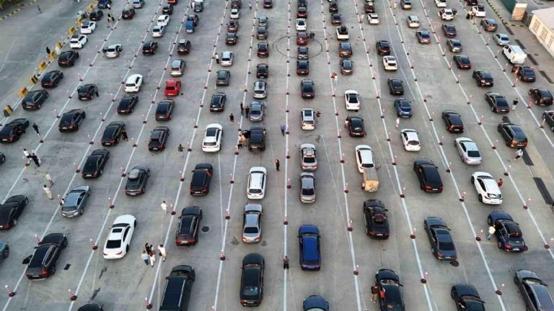 Gurbetçiler geliyor! Günlerce yol yapıp, saatlerce bu kuyrukta bekliyorlar