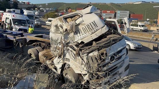 Tırın dorsesi otomobillerin üzerine düştü: 5 ölü, 1 yaralı