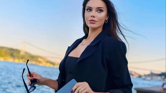 Tuvana Türkaydan İtalya sokaklarında cesur kombin