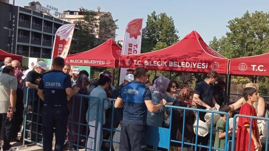 Fiyatlara kızıp bedava dağıttılar, duyan sıraya koştu