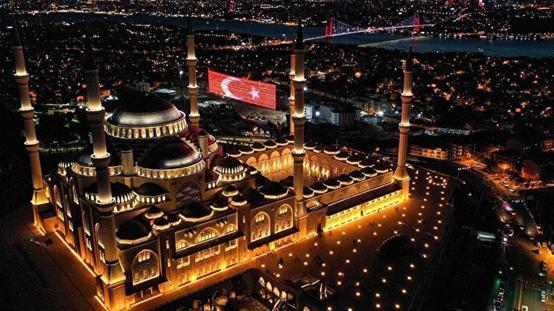 15 Temmuzun yıldönümünde tüm camilerden sela sesleri yükseldi