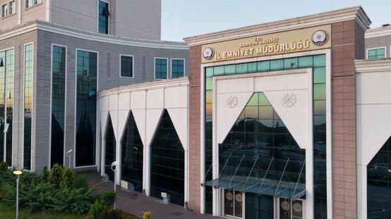 Gazi polis memuruna yumruk atıp tişörtünü yırttı