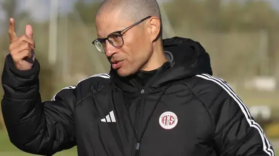 Alex de Souza yeni takımıyla tepetaklak oldu